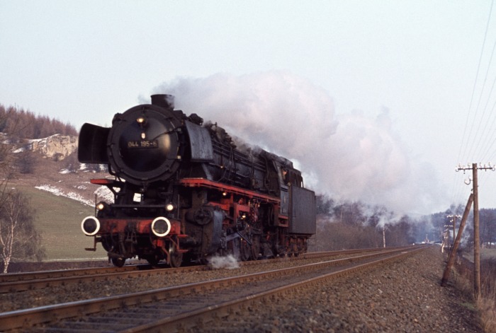 044 195 Lz abwärts aus Schubleistung, bei Bartolfelde, am 19.03.1976