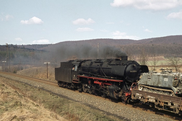 044 678 hatte hier so einen dieser Militärzüge nachgeschoben und hängt nun hinten dran, fotografiert auf der Strecke zwischen Osterode und Herzberg, um 13.15h am 20.03.1976