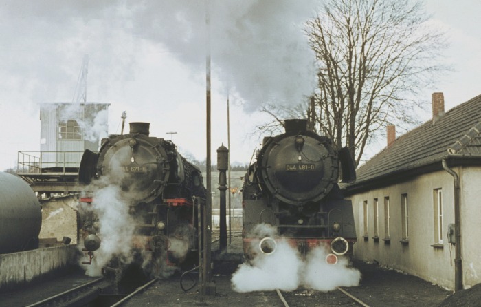 044 671 neben 044 481 im Bw Herzberg, am 20.03.1976