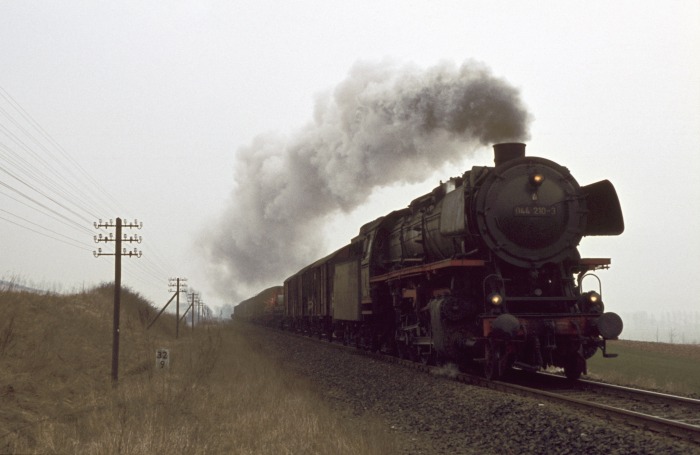 044 210 mit Ng 64442 (aus Kreiensen) an der Einfahrt von Ottbergen, um 09:00h am 23.03.1976