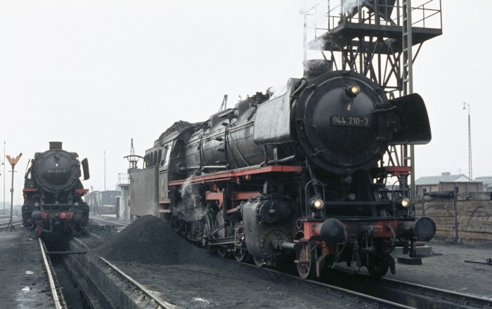 044 534 neben 044 210 im Bw Ottbebrgen, am 23.03.1976