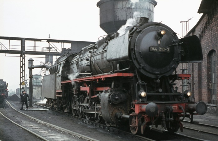 044 210 im Bw Ottbergen, am 23.03.1976