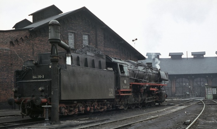 044 210 im Bw Ottbergen, am 23.03.1976