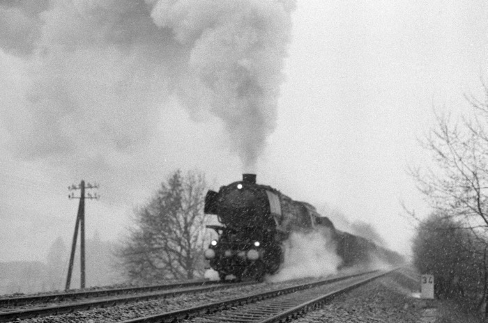 044 334 mit Dg vor Uslar im Schneegestöber, am 22.03.1976