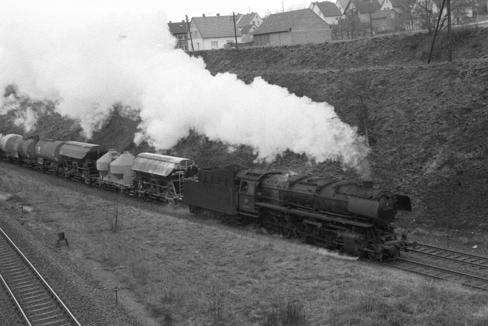 044 277 mit Ng 64199 (Richtung Braunschweig) kurz hinter Neuekrug-Hahausen, um 15:40h am 26.03.1976