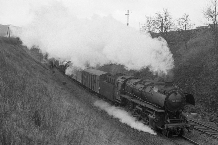 044 360 mit Dg 54312 ebenfalls Richtung Braunschweig und auch noch mal direkt am Ort Neuekrug-Hahausen fotografiert, um 15:55h am 26.03.1976
