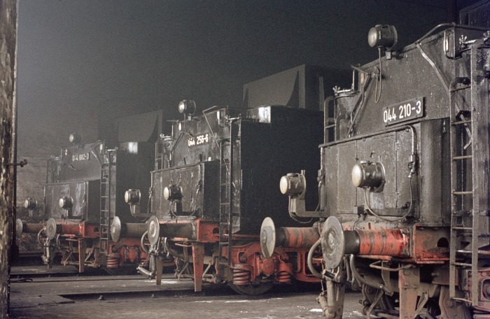 Tender der 044 682, 256 und 210 im Lokschuppen Bw Ottbergen, am 23.03.1976