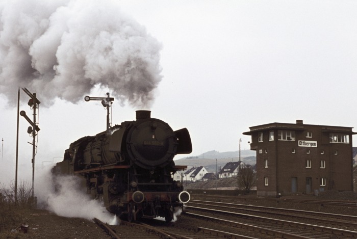 044 552 mit Dg 53849 Ausfahrt Ottbergen, am 23.03.1976