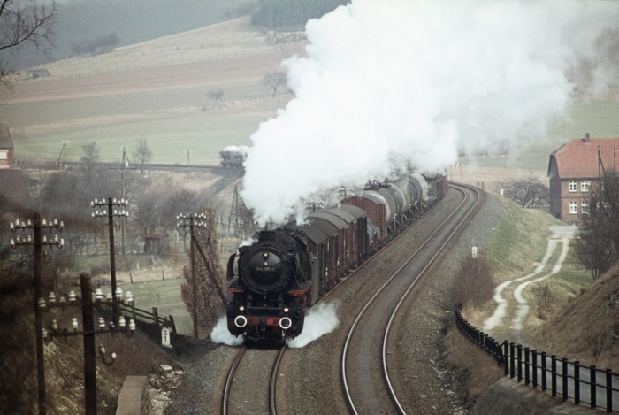 044 195 mit Dg 52842 bei Amelunxen, am 23.03.1976