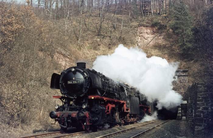 044 334 + 044 256 vor Dg 53842 verlassen den Ertinghäuser Tunnel abwärts, am 24.03.1976