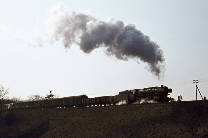 044 591 mit Dg bei Volpriehausen vorm Tunnel, 24.03.1976