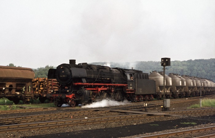 044 682 mit Silowagen-Zug Einfahrt Herzberg, am 29.05.1976