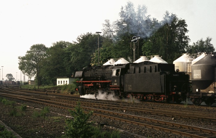 044 682 mit Silowagen-Zug Einfahrt Herzberg, am 29.05.1976