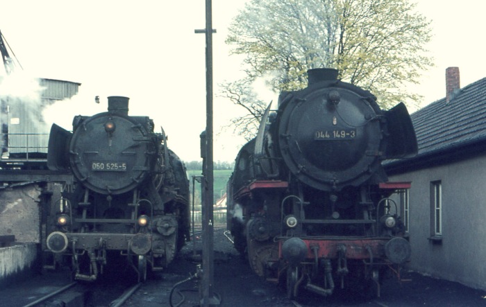 044 149 neben 050 525 im Bw Herzberg, Anfang Mai 1976