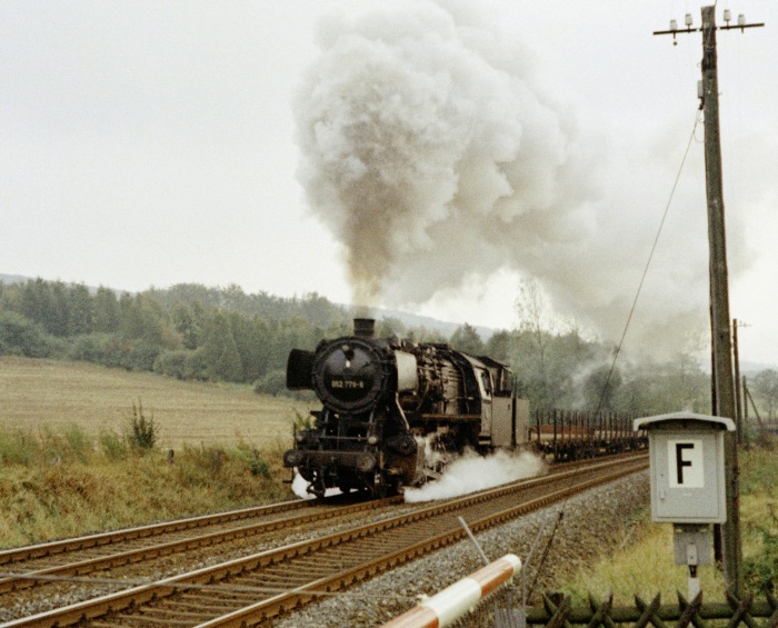 052 779 mit Güterzug bei Seesen am 11.10.1974