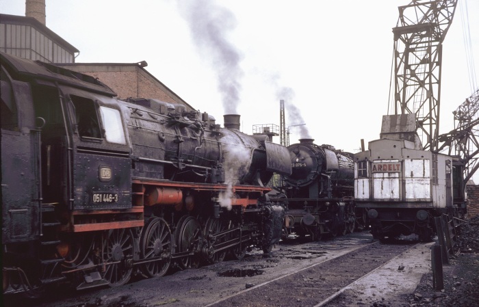 051 446 vor der 023 075, Betriebswerk Saarbrücken, am 15.05.1975