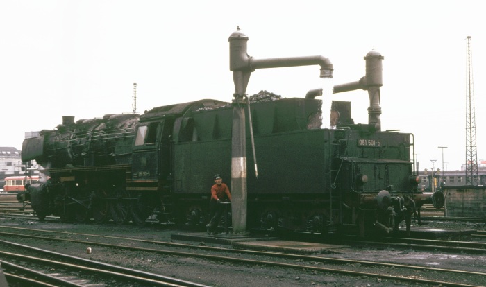051 501 erhält Wasser, Betriebswerk Saarbrücken, am 15.05.1975