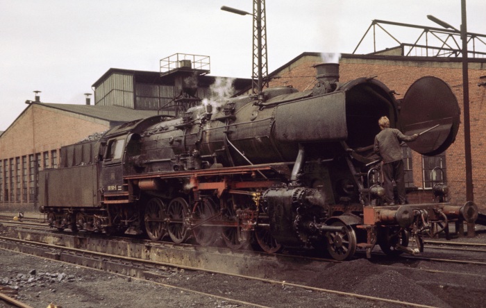 051 501 im Bw Saarbrücken, am 15.05.1975