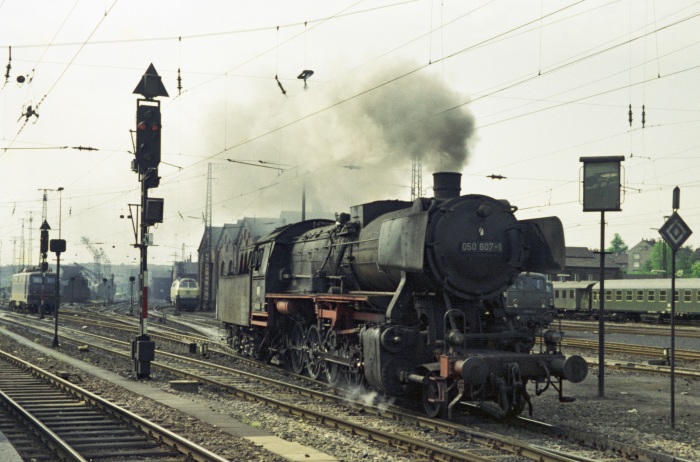 050 607 Umsetzen in Saarbrücken Hbf, 15.05.1975