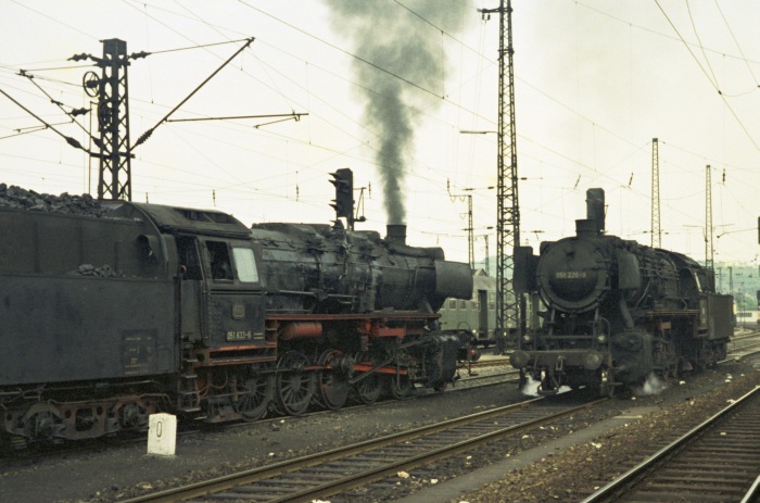 051 633 begegnet 051 226 Umsetzen in Saarbrücken Hbf, am 15.05.1975