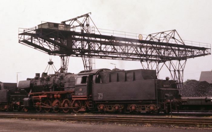 050 791 neben großen Kohlekran im Bw Lehrte, 24.06.1975