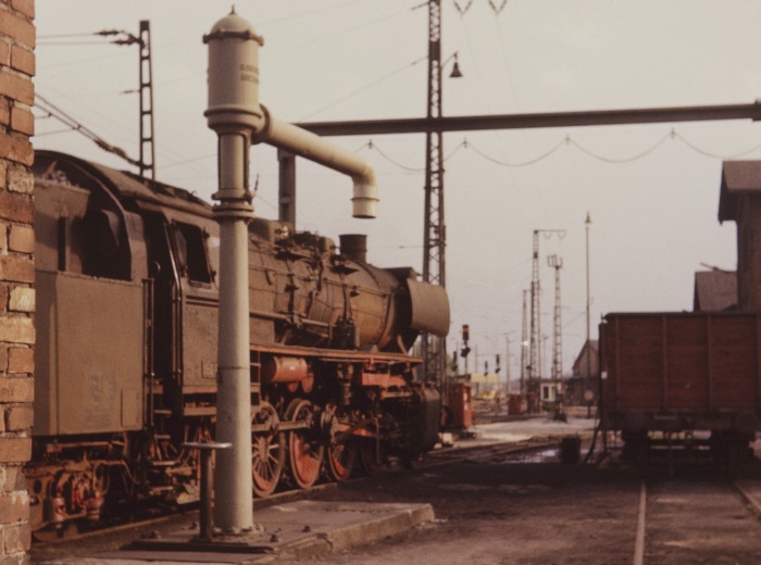 unbekannte 050 neben Wasserkran im Bw Uelzen, 24.06.1975.