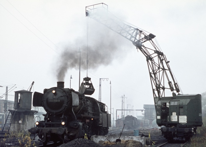 052 513 erhält Kohlen im Bw Uelzen, am 08.11.1975