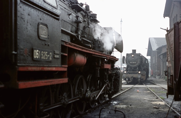 051 625 und 052 188 im Bw Uelzen, am 08.11.1975