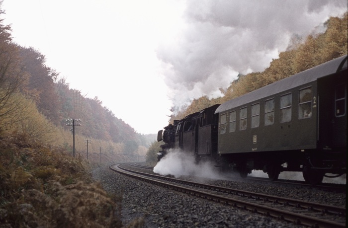 052 513 mit Militärzug bei Ebstorf, 08.11.1975