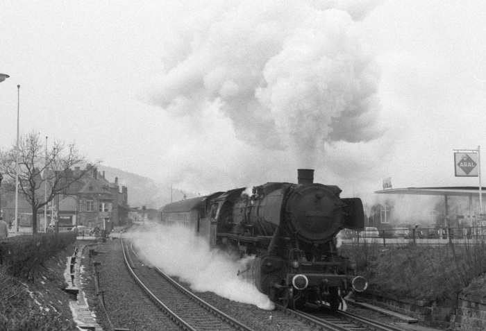 050 439 mit E 3547 Ausfahrt Goslar, am 25.03.1976