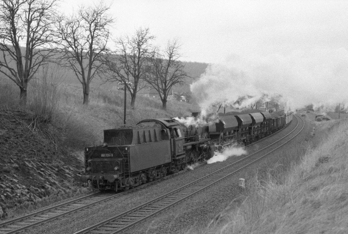 051 724 Tv mit Dg 58472 aus Richtung Braunschweig vor Neuekrug-Hahausen, um 15:45h am 26.03.1976