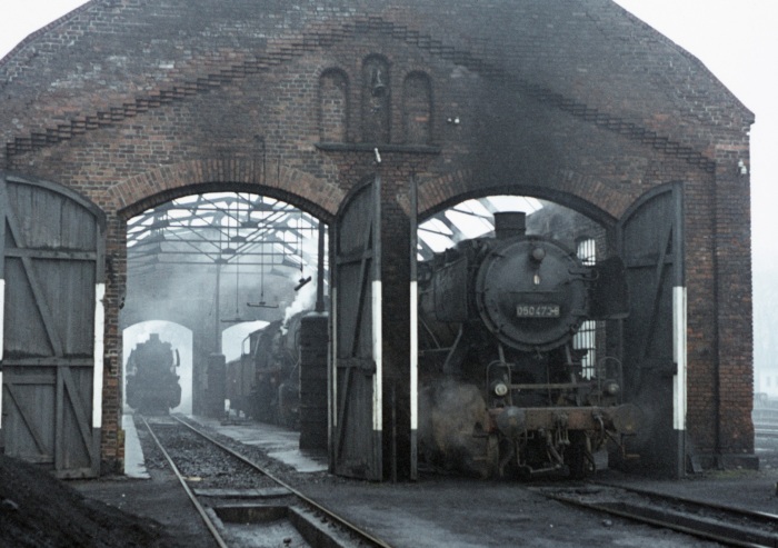 050 473 in den Resten des Lokschuppens im Bw Herzberg, 18.03.1976