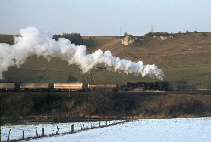 050 737 vorn, Schub: 044 195, Güterzug bei Bartolfelde, 19.03.1976