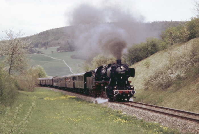 50 2988 mit Personenzug hinter Fützen (Wutachtalbahn), um 16:45h 01.05.2004