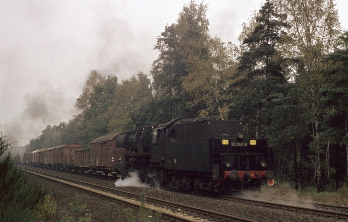 50 2347 schiebt Güterzug, bei Dresden-Klotzsche, 15.10.1976