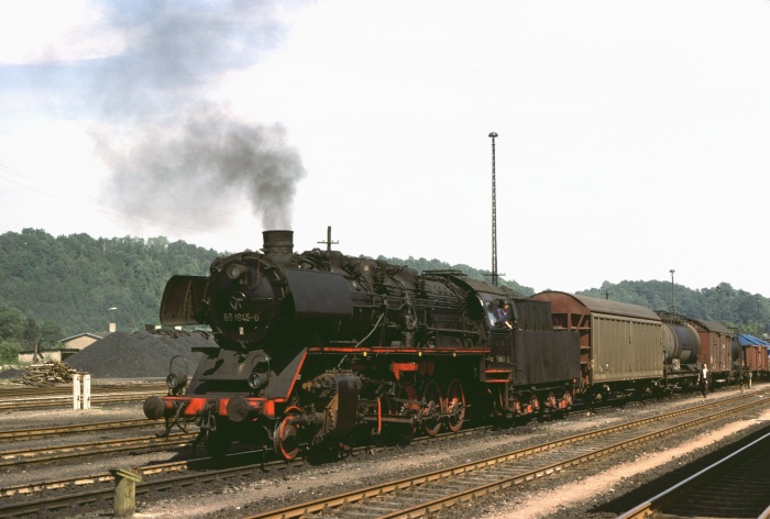 50 1945 vor Güterzug im Bahnhof Nossen, 15.08.1978