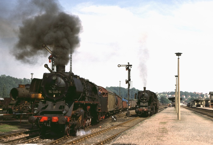 50 1945 vor Güterzug Ausfahrt Nossen an 50 2416 vorbei, 15.08.1978