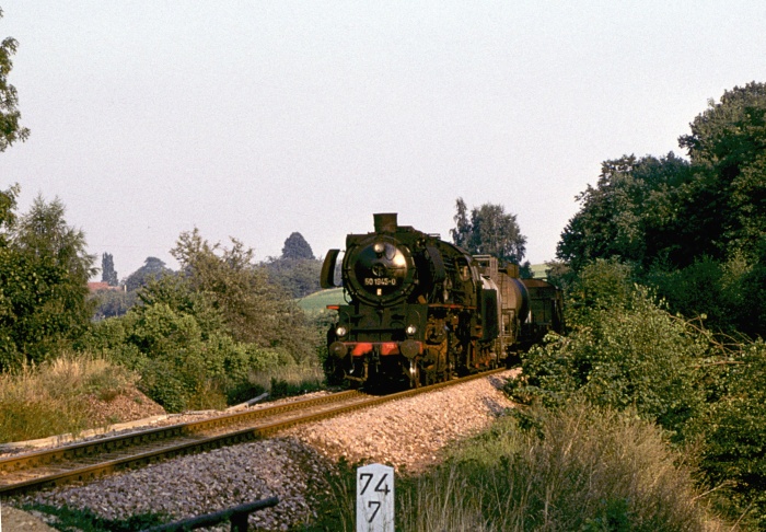 50 1945 mit Güterzug bei Deutschenbora, 21.08.1978