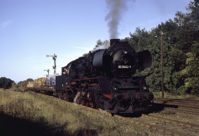 50 3642 wartet vor Ng 61851 im Betriebsbahnhof Dergenthin, 01.10.1983