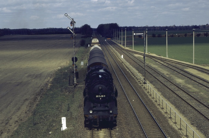50 3638 mit Ng 61851 an der Einfahrt von Karstädt, um 12:55h am 18.04.1984
