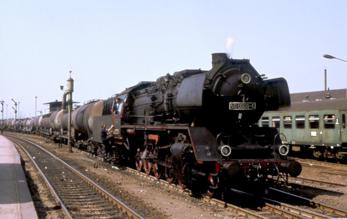 50 0009 vor einem Dg aus Kesselwagen im Bahnhof Angermünde, am 06.06.1979
