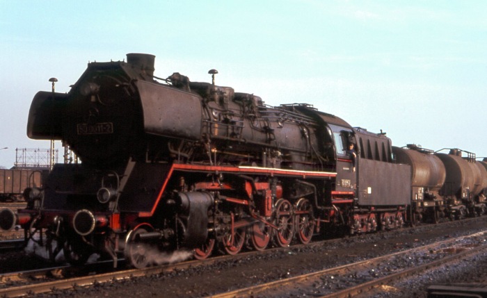 50 0011 vor einem Dg aus Kesselwagen im Bahnhof Angermünde, am 06.06.1979
