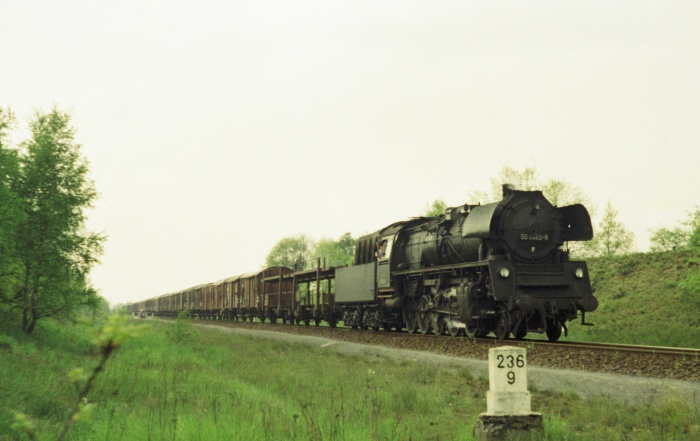 50 4082 Güterzug Richtung Schwanheide hinter Büchen, 17.05.1975