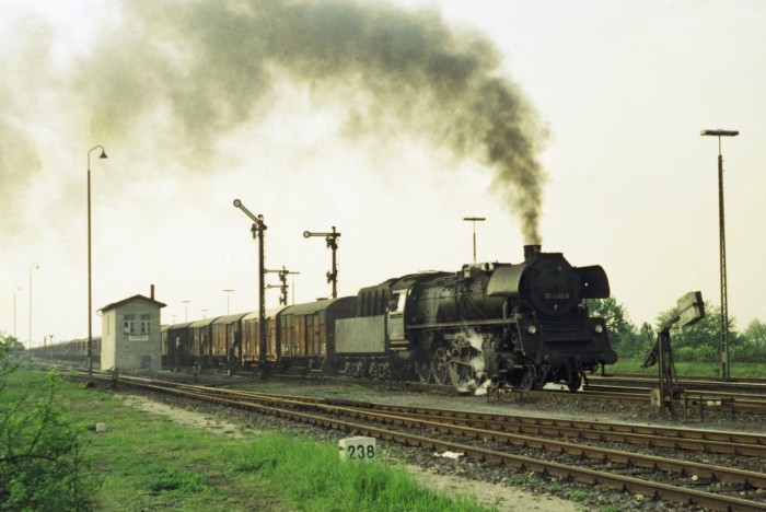 50 4082 mit Güterzug Richtung Schwanheide, Abfahrt in Büchen, am 17.05.1975