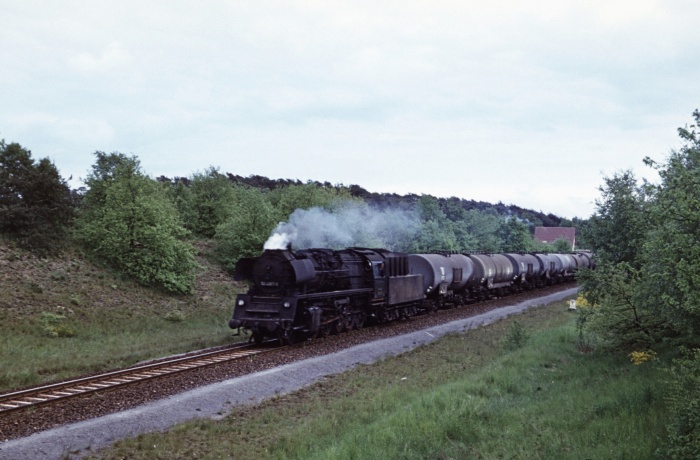 50 4067 kommt zu unserer Überraschung an diesem Tag vorwärts mit Güterzug aus Hagenow /Land nach Büchen gefahren, fotografiert bein Kilometer 236,8 vor Büchen, um 13:40h am 24.05.1975