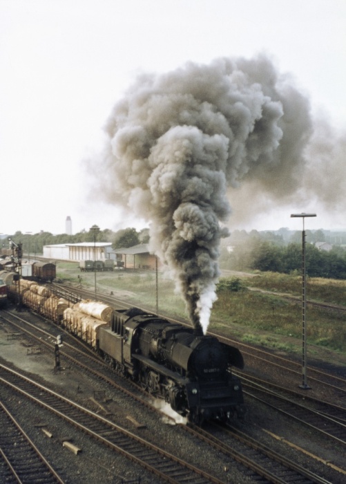 50 4067 Anfahrt mit Güterzug in Büchen, 20.09.1975