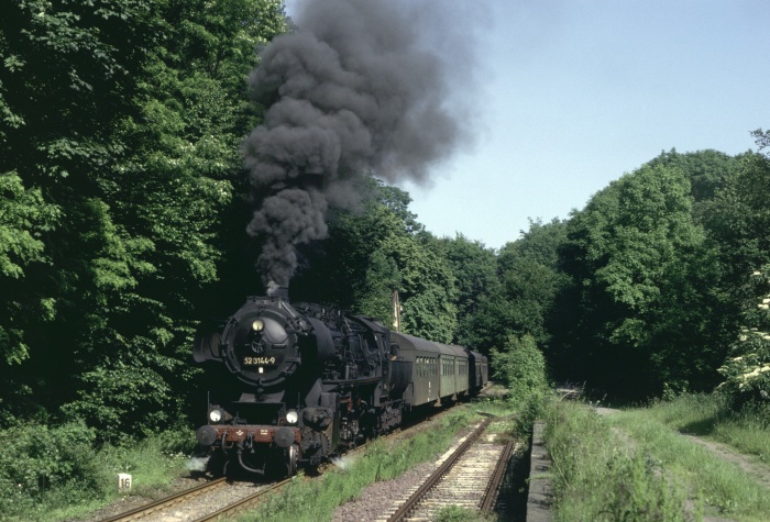 52 8144 mit P 17468 Abfahrt in Bischofswald, 19.06.1984