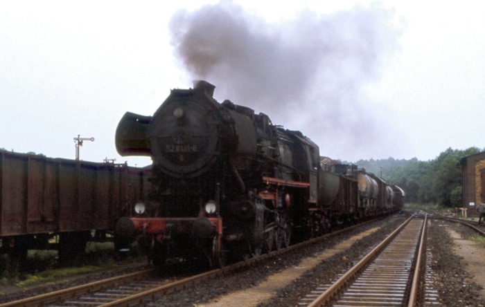 52 8131 mit Güterzug in Belzig, am 09.06.1979