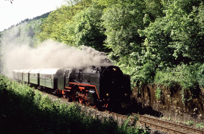 62 015 mit Dampf-Nostalgie-Zug im Odenwald bei Schöllenbach, am 31.05.1997