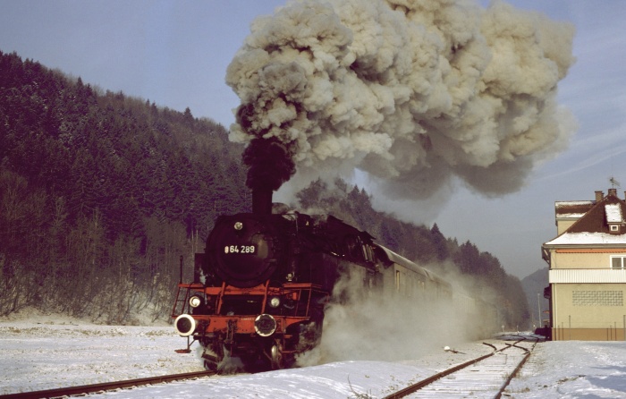 64 289 mit Sonderzug Anfahrt in Bad Imnau, 06.01.1979